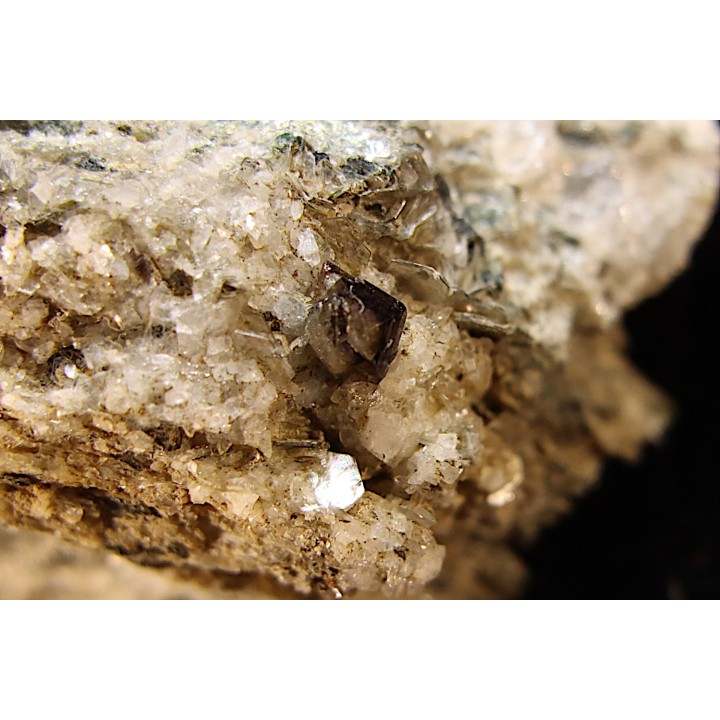 macle de titanite - col  de l'albrun, Binn, Valais, Suisse