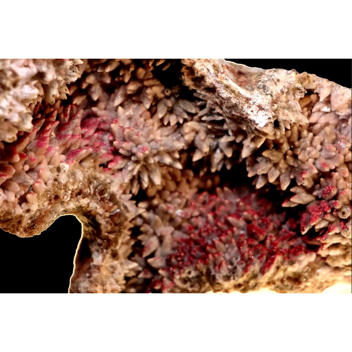 geode de calcite cobaltifere recouverte de roselite - bou azzer - Maroc