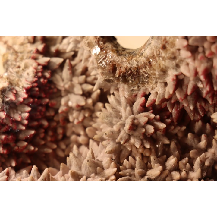 geode de calcite cobaltifere recouverte de roselite - bou azzer - Maroc