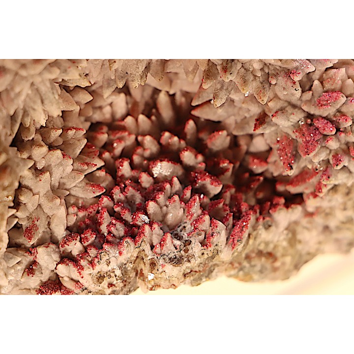 geode de calcite cobaltifere recouverte de roselite - bou azzer - Maroc