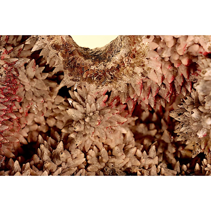 geode de calcite cobaltifere recouverte de roselite - bou azzer - Maroc