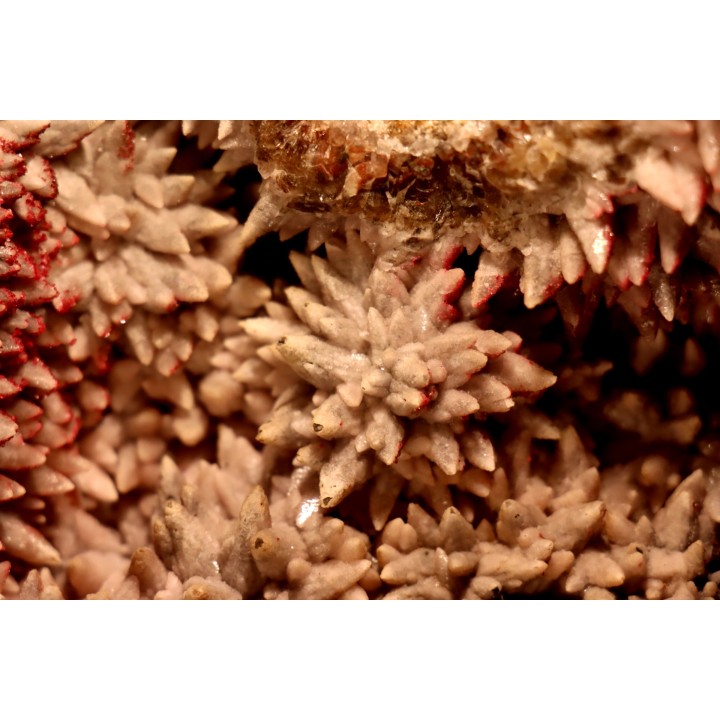geode de calcite cobaltifere recouverte de roselite - bou azzer - Maroc