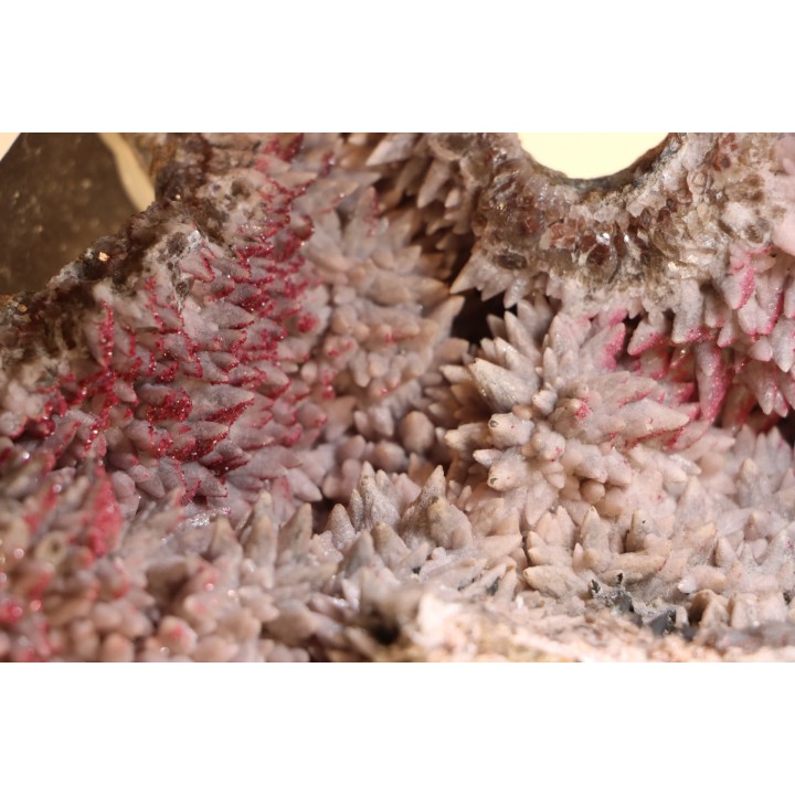 geode de calcite cobaltifere recouverte de roselite - bou azzer - Maroc