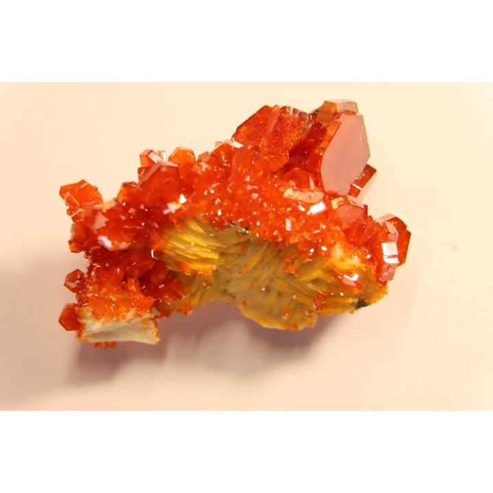 VANADINITE sur BARYTE- Mibladen, Maroc