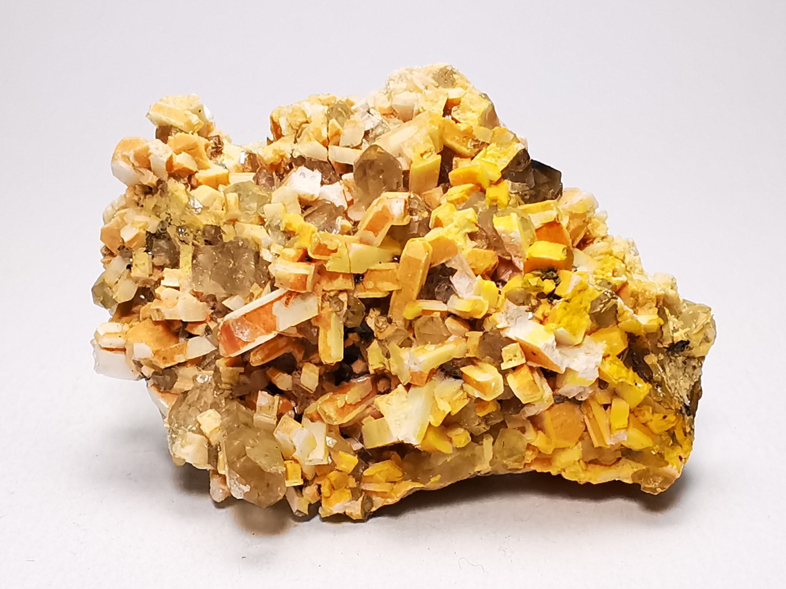 Orthose, quartz, babingtonite – Bavena, Italie