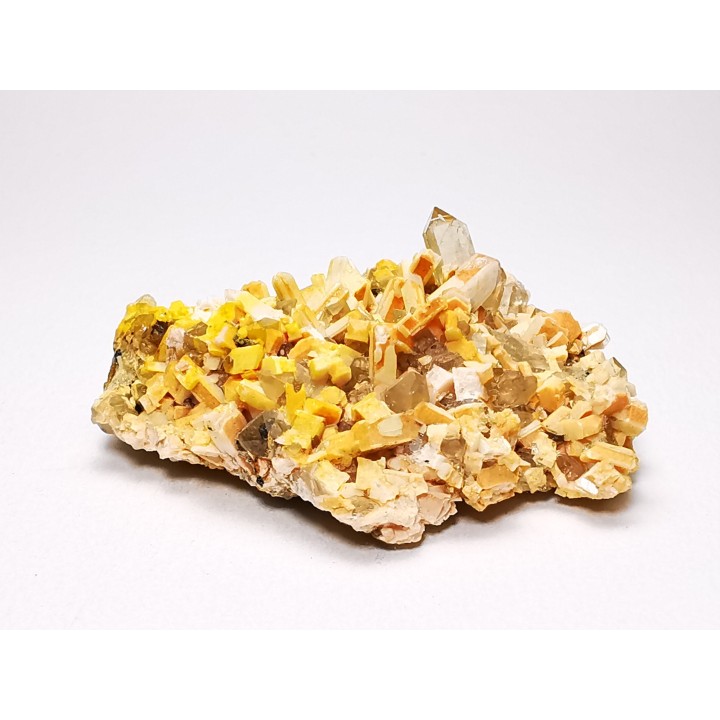 Orthose, quartz, babingtonite – Bavena, Italie
