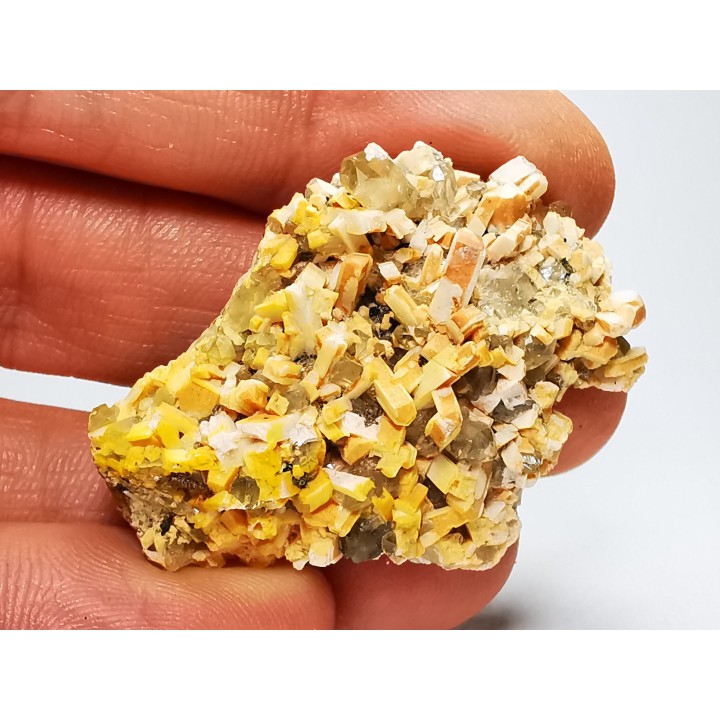 Orthose, quartz, babingtonite – Bavena, Italie