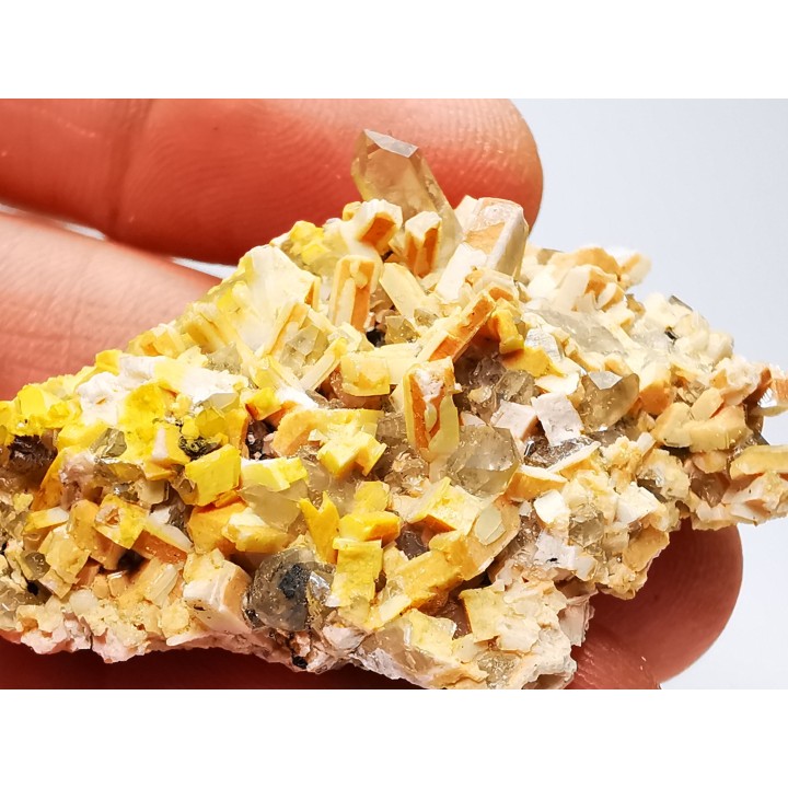 Orthose, quartz, babingtonite – Bavena, Italy