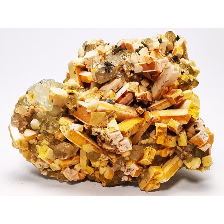 Orthose, quartz, babingtonite – Bavena, Italy
