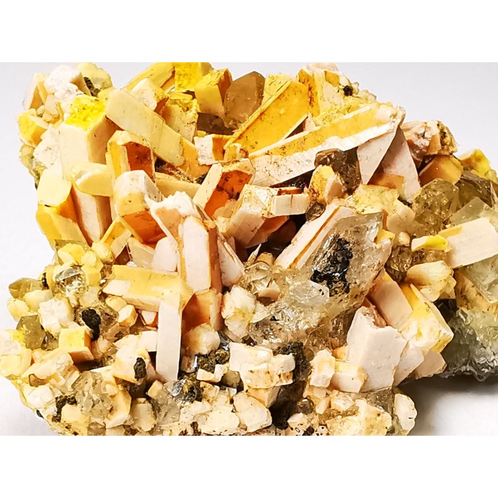 Orthose, quartz, babingtonite – Bavena, Italie