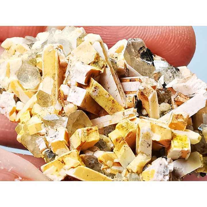 Orthose, quartz, babingtonite – Bavena, Italy