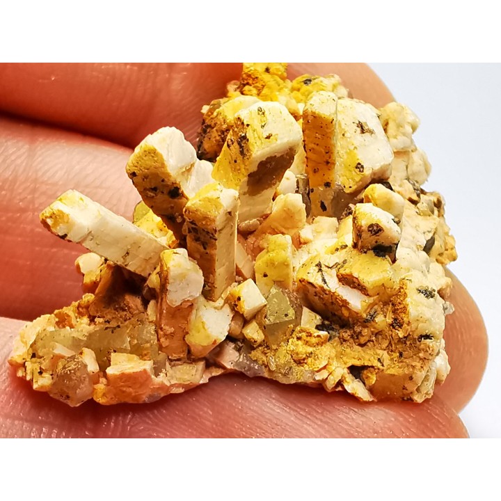 Orthose, quartz, babingtonite – Bavena, Italy
