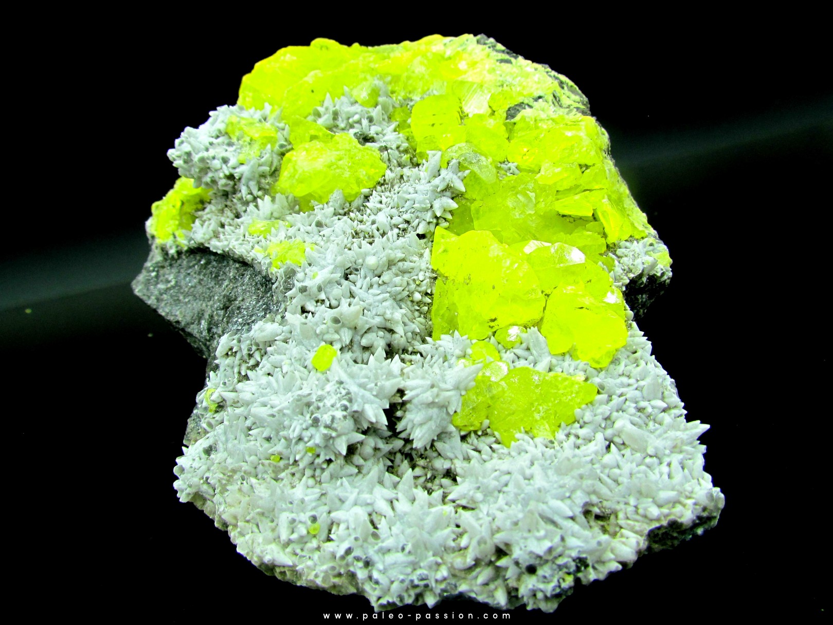 Sulfur crystallized on calcite - Italia